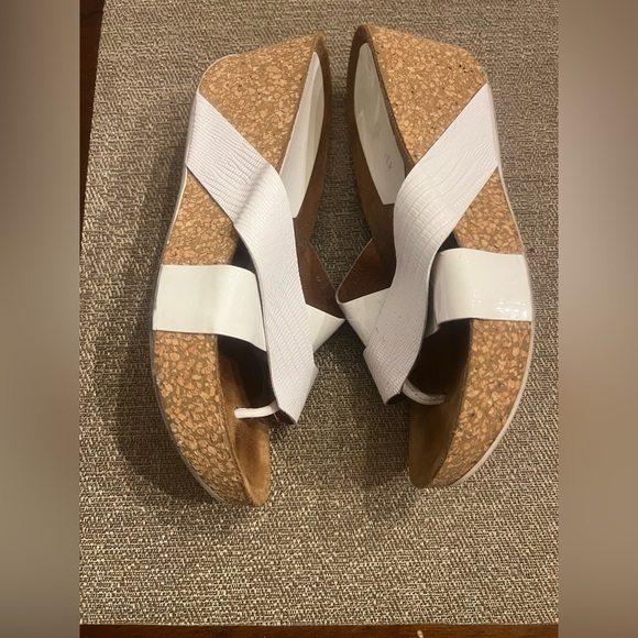 Donald Pliner sandal wedges.‎  White.